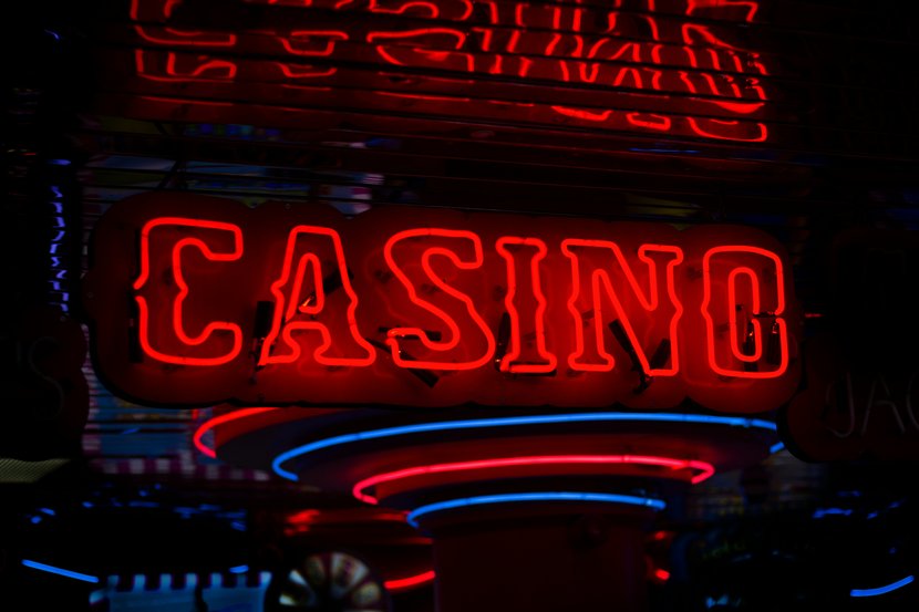 How Online Casinos Balance Entertainment and Risk